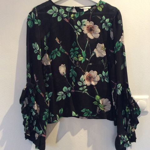 Sort bluse med blomster