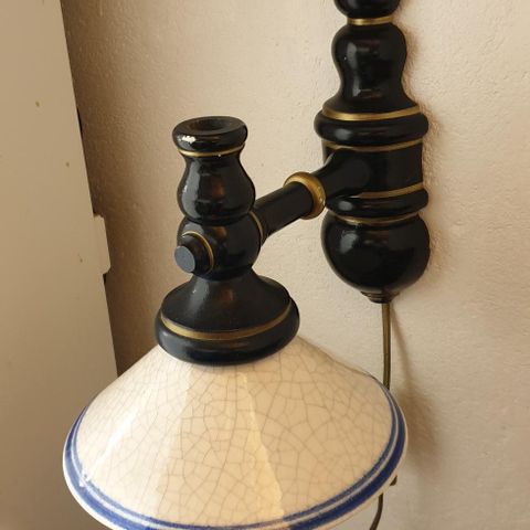 VINTAGE NYDELIG VAKKER VEGGLAMPE I TRE OG KERAMIKK 