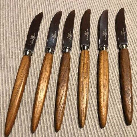 Diverse pene bestikk-/serveringsdeler i teak selges. Fra kr. 100,-