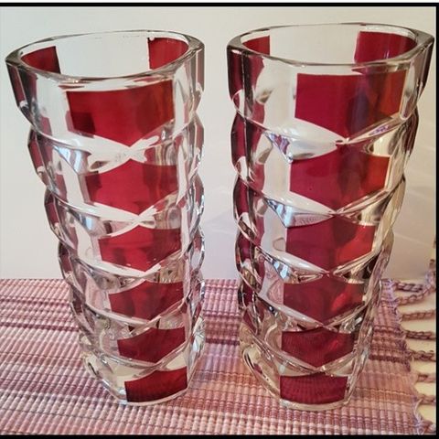 2 stk glassvaser med rød dekor selges rimelig