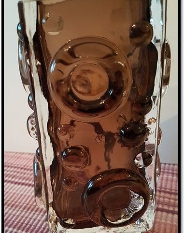 Spennende brunaktig glassvase selges rimelig