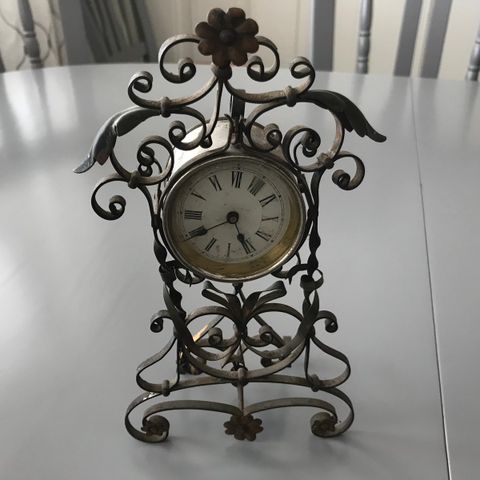 Antikk klokke til salgs