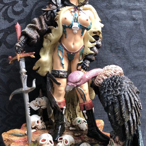 25 cm høy fantasy-figur, «kvinnelig barbar med gribb», håndmalt