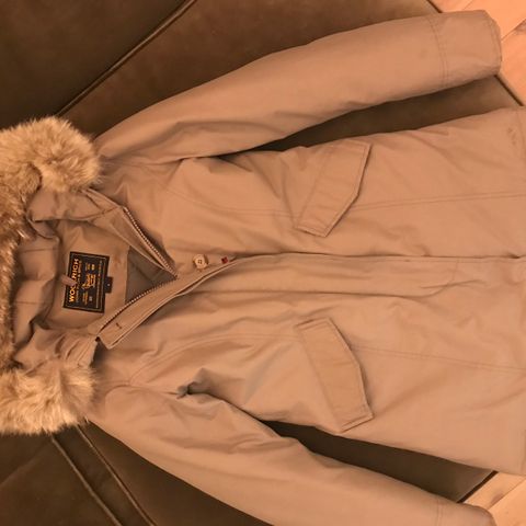 Woolrich jakke i beige/grå strl S