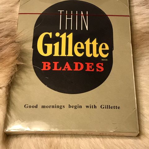 Forseglet vintage dispenser med Thin Gillette barberblader fra 50-/60-tallet