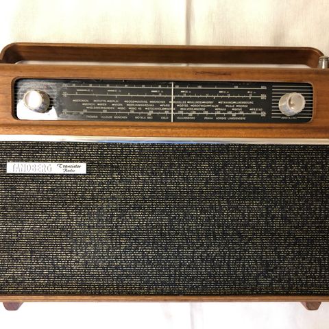 Meget elegant Tandberg TTR reiseradio (heltransist FM radio) 63-64 modell.