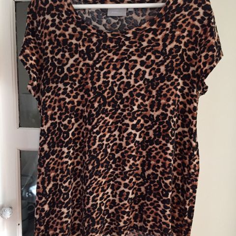 Leopardtopp fra INWEAR