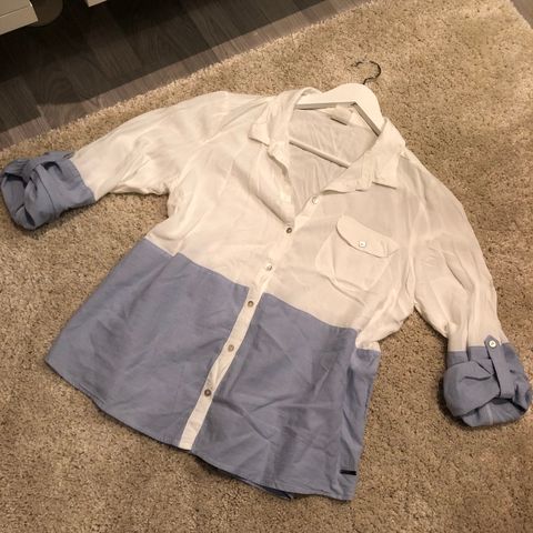 Blå/hvit skjorte