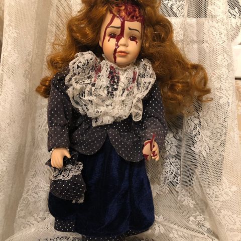 Håndmalt porselensdukke - Cracked Skull Doll