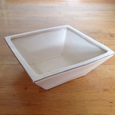 Fin beige blomster potte. str. 21 x 21.x 9cm.  Pent brukt..,God stand..