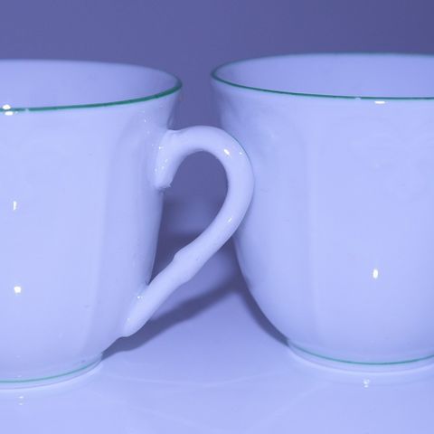2 kopper med  fra Porsgrund Porselen. Grønn stripe på kanten