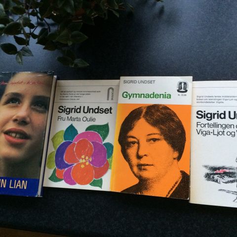 Bøker av Sigrid Undset.