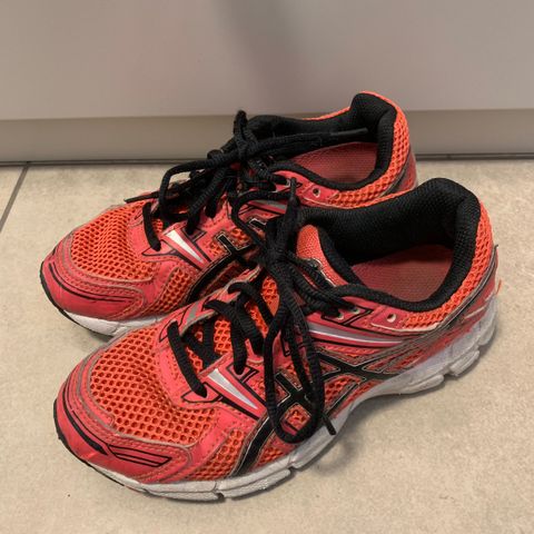 Sporty og gode ASICS gel joggesko str 33,5.