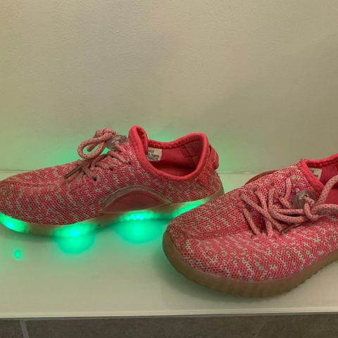 Kule og fine LED BLINKESKO, rosa - Morsomme joggesko, str 31/20 cm. Blinke såle.