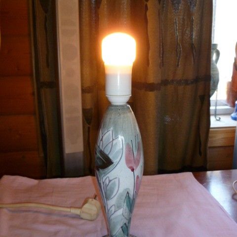 Tilgmans lampe, sommerfugler og tulipaner