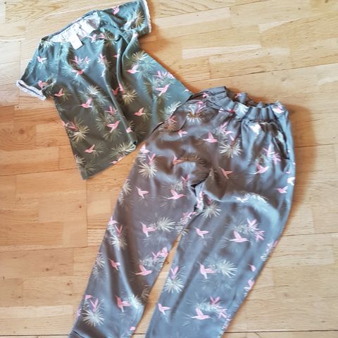 H&M Et vakkert sett med flamingoer str 122-128