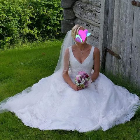 Brudekjole med nydelige blondedetaljer.