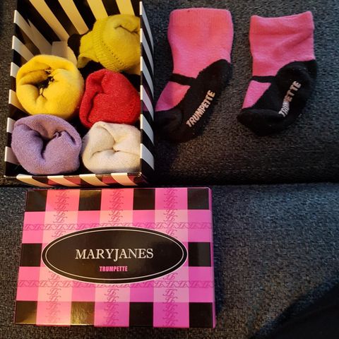 6 par supersøte små sokker i MaryJanestil selges kr 50