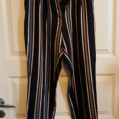 NY. Fin stripete bukse med 2 lommer. H&M.