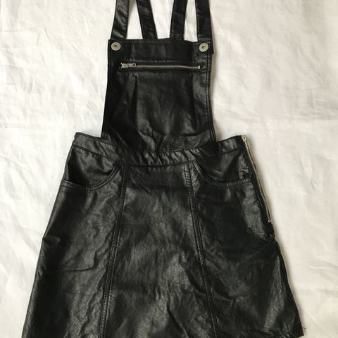 Last kiss svart faux leather overalls S