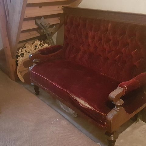 Antikk sofa, 6 stoler og 1 stol med armlene og 1 bord fra 1890-tallet til salgs
