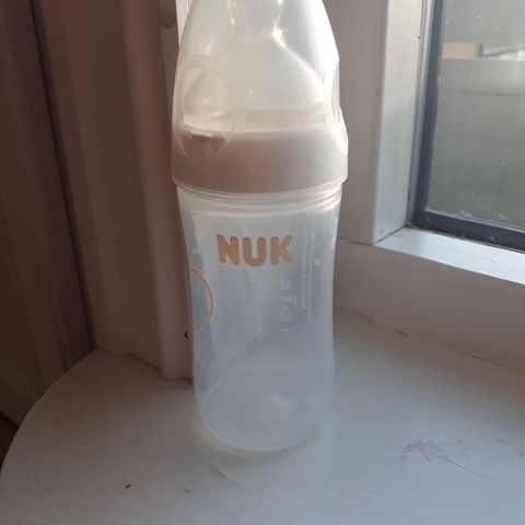 NUK My love hvit tåteflaske 150 ml - silikon