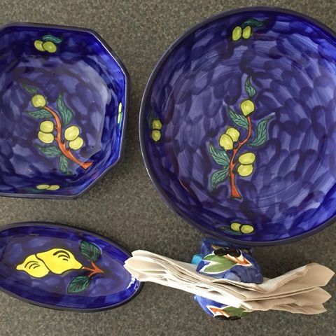 Nabeul keramikk fra Tunisia, fruktfat i 3 str. & serviettholder  (Selges samlet)
