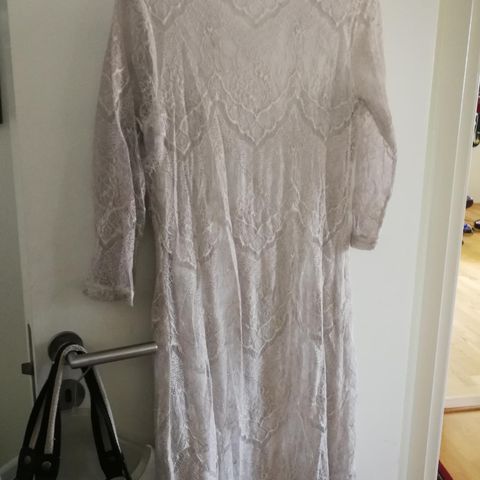 Tidløs kjole ny pris  kostet 2999 kr
