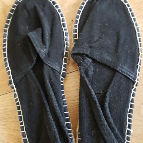 Sorte espadrillos. Str. 38. Litt små i str. Gina Tricot.