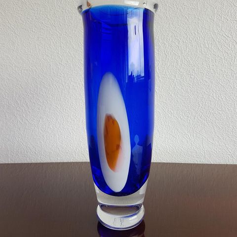 Blå håndblåst vase. Design Erik Höglund.