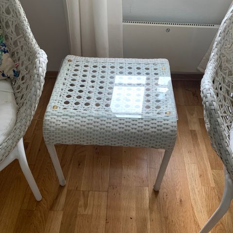 Unik eggchair, hvit. Bord med glassplate inkludert