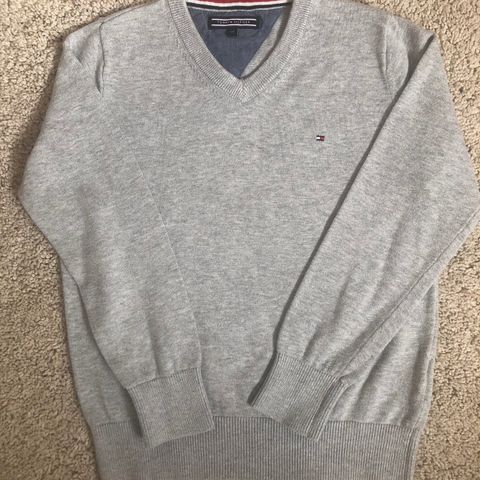 Tommy Hilfiger genser str. 128 cm (8 år). Liten i str. 