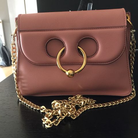 Ny JW Anderson mini pierce bag, i fargen Dusty Rose.