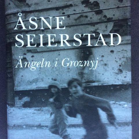 1 bok på SVENSK av Åsne Seierstad «Ängeln i Groznyj». H.22 cm, B.14 cm.Som ny