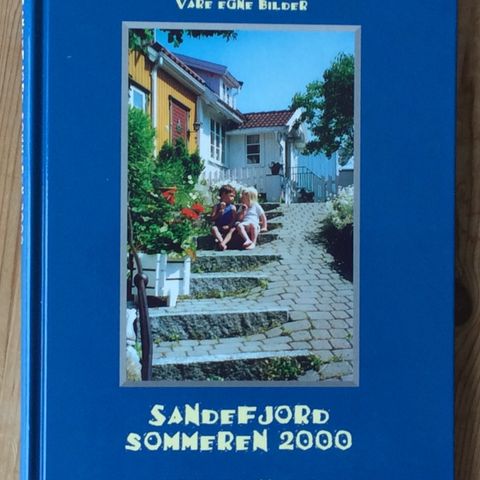 1 spesiell og flott bok«Sandefjord sommeren 2000» H.21 cm, B. 17,5 cm.NY!