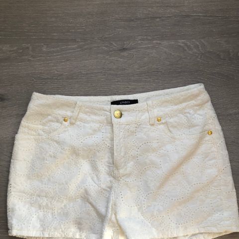 Søt kremhvit sommershorts fra Lindex selges billig!