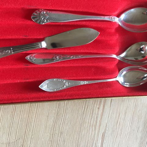 3 sølvskjeer og en smørekniv som ikke er i sølv