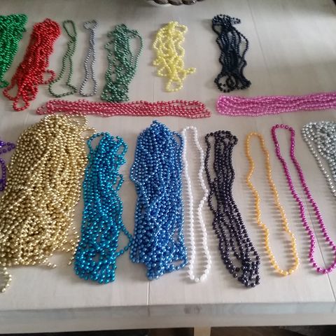 Perlehalskjeder i plast diverse farger 110 Stk