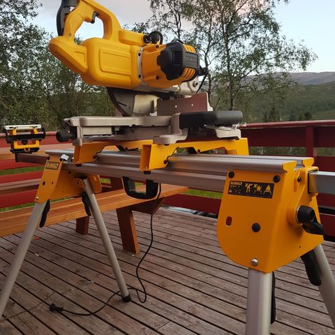 Dewalt DWS 773 sag m stativ til leie