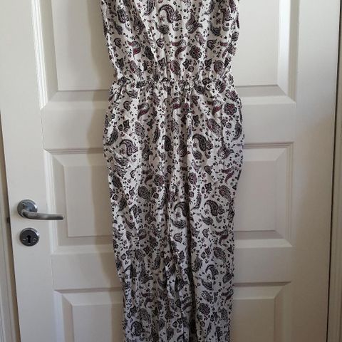 NY. Fin Jumpsuit. 2 Lommer. Mønstret. H&M. Stor i str. Passer fint str. M.