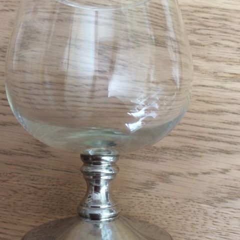 Tinn Cognac glass som er 13 cm høyt og 6,5 i diam oppe