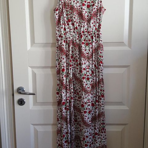 NY. Nydelig maxi kjole. Blomstret hvit med rød. Passer noen i str. M også.