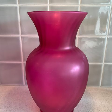 Frisk rosa glassvase - blomstervase - vase. Anvendelig, praktisk og fin!