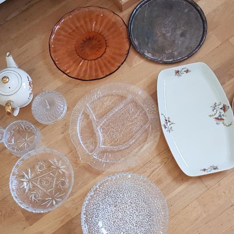 Diverse fine glass, fat, boller etc til pynt og bruk. Nyere og eldre.