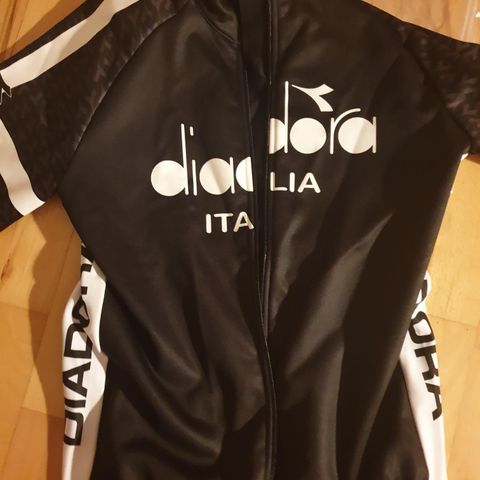 Diadora sykkel"jakke" helt ny Thermo jacket retro xl. Liten i størr?