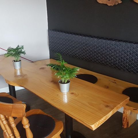 Hytte bord og benk med Lene plate på vegg