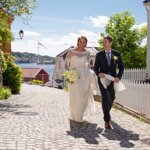 Nydelig brudekjole med blondebolero og slør