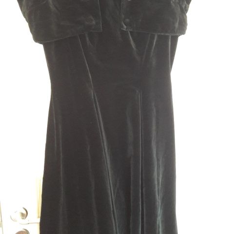 Nydelig sort fløyel kjole med jakke hb kr 500