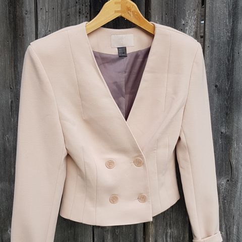 Y2k💖 Stilig kort blazer med skulpturelle skuldre. XS 34. H&M jakke. Dressjakke.