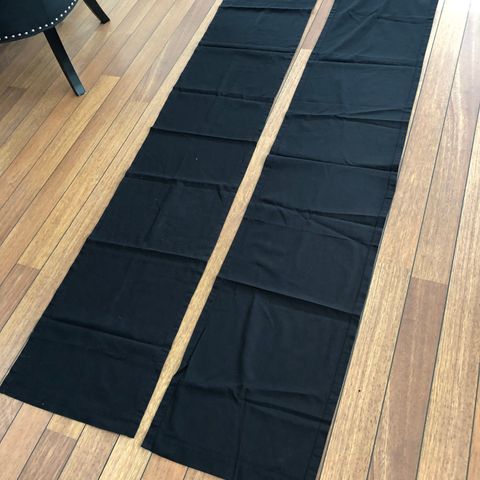 2 svarte gardiner